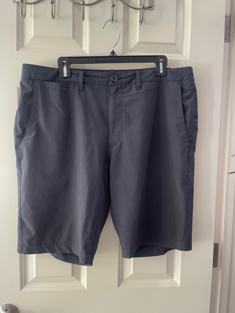 7 Diamonds Men's Flat-Front Shorts in Charcoal